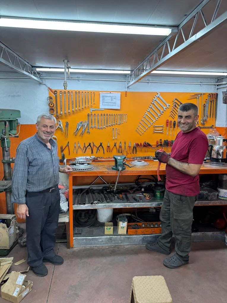 Mehmet Usta ve ekibi atölyede fren diski ile